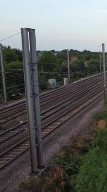İngiltere 'den geçen raylardaki İngiliz Demiryolları. Drone Kamera Görünümü 