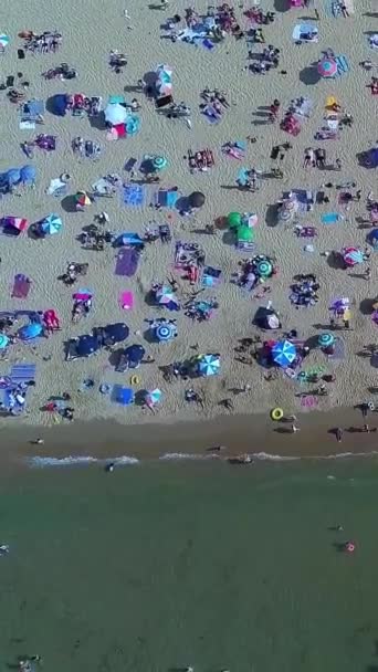 Aerial Footage People Relaxing Swimming Ocean Water Beach Bournemouth England — стокове відео