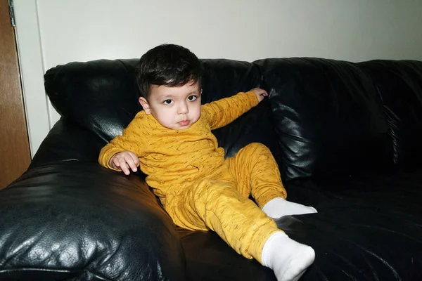 Πορτρέτο Του Χαριτωμένο Μικρό Αγόρι Στο Σπίτι — Φωτογραφία Αρχείου