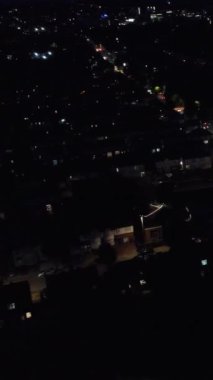 Geceleri Luton Town of England 'ın muhteşem hava manzarası. İHA 'nın kamerasıyla Yüksek Açı Görüntüsü