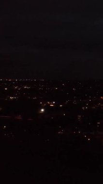 Geceleri Luton Town of England 'ın muhteşem hava manzarası. İHA 'nın kamerasıyla Yüksek Açı Görüntüsü