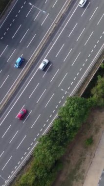 İngiltere 'de İngiliz Karayolları ve Trafik Yüksek Açı Hava Görüntüsü