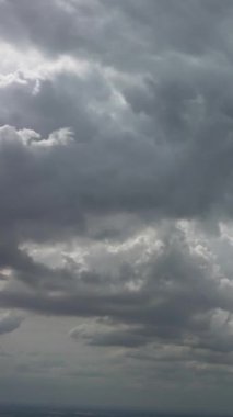 İngiltere 'nin Luton şehrinde dramatik bulutların yüksek açılı görüntüsü