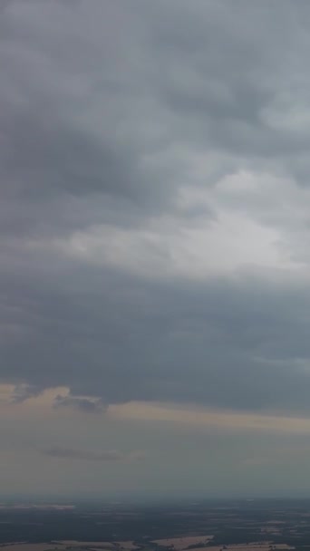 英国ルトンタウン上空の劇的な雲の高い角度ビュー — ストック動画