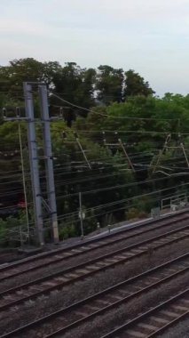 İngiltere 'den geçen raylardaki İngiliz Demiryolları. Drone Kamera Görünümü 