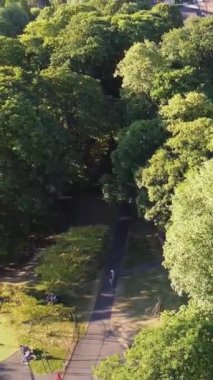 İngiltere, İngiltere - 29 Nisan 2023: Günbatımında Kamu Parkı