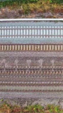 İngiltere 'den geçen raylardaki İngiliz Demiryolları. Drone Kamera Görünümü 