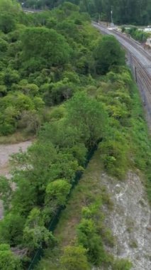 İngiltere 'den geçen raylardaki İngiliz Demiryolları. Drone Kamera Görünümü 