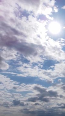 İngiliz Şehri üzerinde gündüz vakti muhteşem bulutlar 