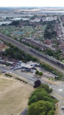 İngiltere 'den geçen raylardaki İngiliz Demiryolları. Drone Kamera Görünümü 