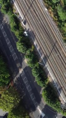 İngiltere 'den geçen raylardaki İngiliz Demiryolları. Drone Kamera Görünümü 
