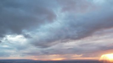 İngiliz Şehri 'nde Hızlı Hareket Eden Bulutlar, Zaman Süratli Görüntü