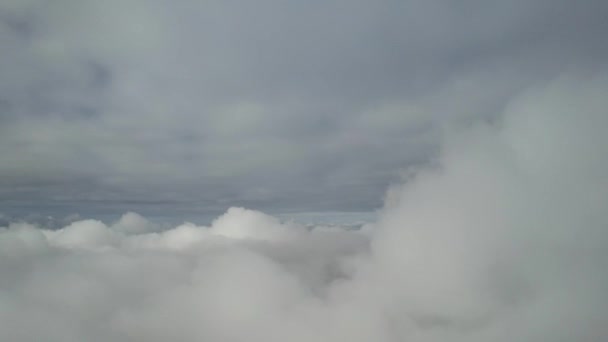 最美丽的天空和城市上空飘扬的云彩 — 图库视频影像