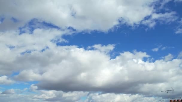 都市の上で最も美しい空と移動雲 — ストック動画