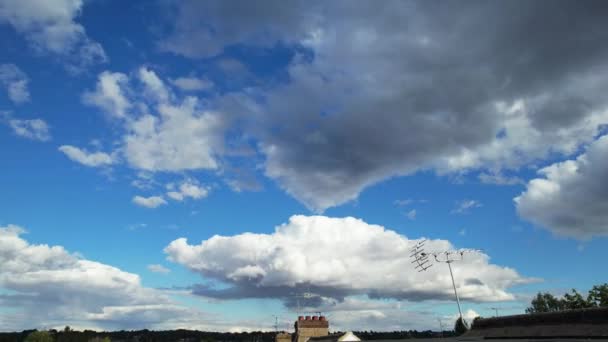 Schönster Himmel Und Wolken Über Der Stadt — Stockvideo