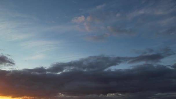 Schönster Himmel Und Wolken Über Der Stadt — Stockvideo