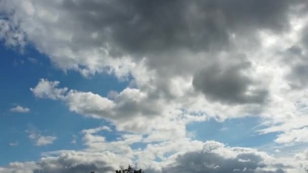 Πιο Όμορφος Ουρανός Και Κινούμενα Σύννεφα Πάνω Από Την Πόλη — Αρχείο Βίντεο