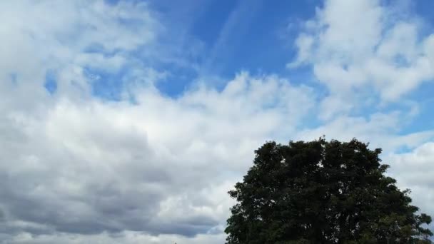 都市の上で最も美しい空と移動雲 — ストック動画