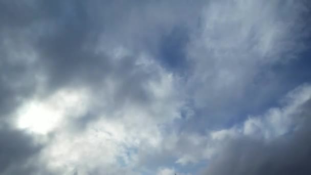 Şehrin Güzel Gökyüzü Hareketli Bulutları — Stok video