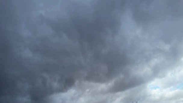最美丽的天空和城市上空飘扬的云彩 — 图库视频影像