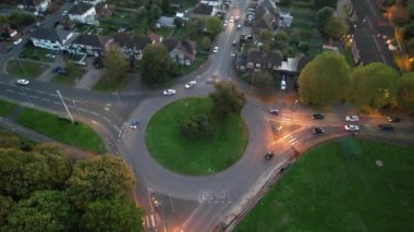 Geceleri Luton Town of England 'ın muhteşem hava manzarası. İHA 'nın kamerasıyla Yüksek Açı Görüntüsü