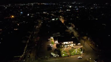 Geceleri Luton Town of England 'ın muhteşem hava manzarası. İHA 'nın kamerasıyla Yüksek Açı Görüntüsü
