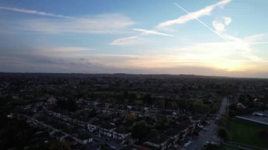 Geceleri Luton Town of England 'ın muhteşem hava manzarası. İHA 'nın kamerasıyla Yüksek Açı Görüntüsü
