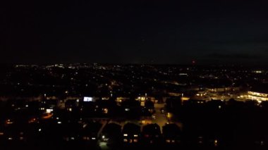 Geceleri Luton Town of England 'ın muhteşem hava manzarası. İHA 'nın kamerasıyla Yüksek Açı Görüntüsü