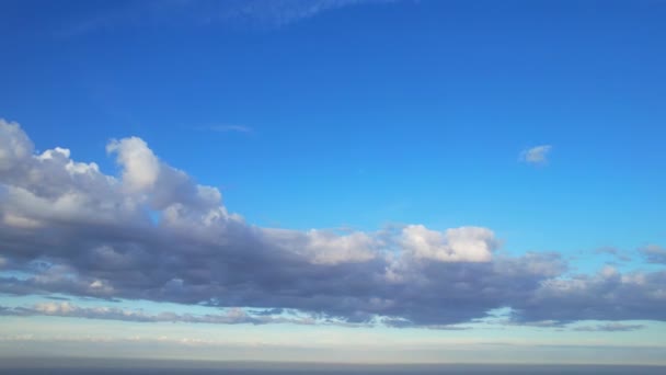 夕暮れ時の劇的な雲の美しい高角度映像 — ストック動画