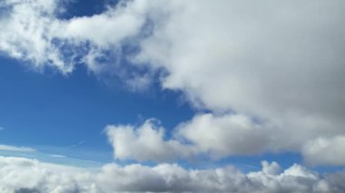 İngiliz Kasabasında Dramatik Bulutlar ve Rüzgarlar