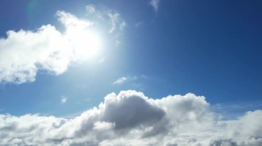 İngiliz Kasabasında Dramatik Bulutlar ve Rüzgarlar