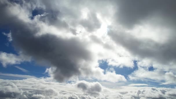 Dramatische Wolken Und Winde Über Britischer Stadt — Stockvideo