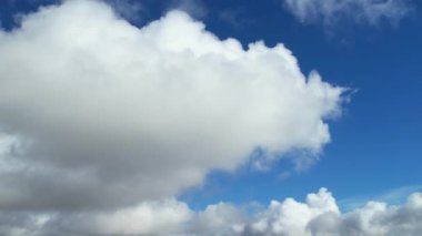 İngiliz Kasabasında Dramatik Bulutlar ve Rüzgarlar