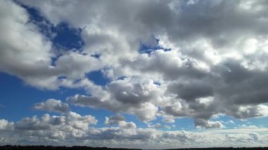 Sabahları dramatik bulutların güzel hava manzarası