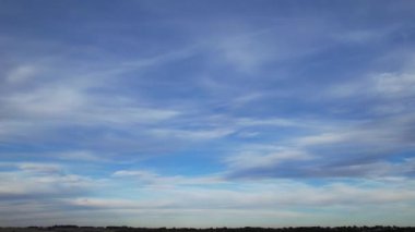 Sabahları dramatik bulutların güzel hava manzarası