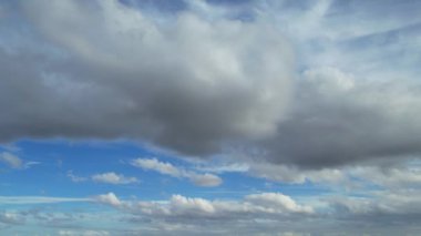 İngiliz Kasabasında Dramatik Bulutlar ve Rüzgarlar