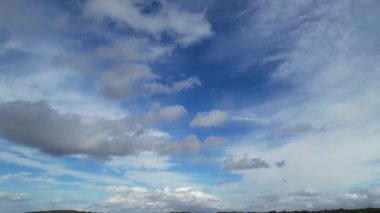 İngiliz Kasabasında Dramatik Bulutlar ve Rüzgarlar