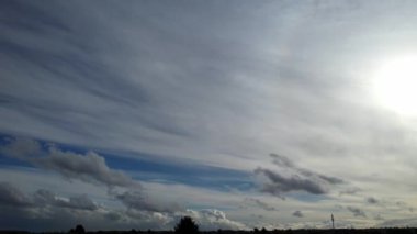 İngiliz Kasabasında Dramatik Bulutlar ve Rüzgarlar