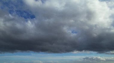 İngiliz Kasabasında Dramatik Bulutlar ve Rüzgarlar