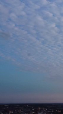 İngiltere 'nin Luton şehrinde dramatik bulutların yüksek açılı görüntüsü