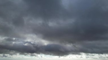 İngiliz Kasabasına Yağmur Bulutları