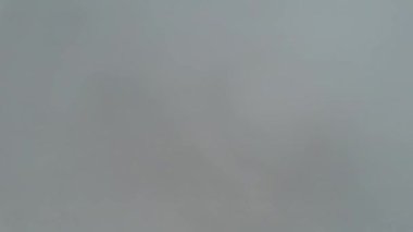 İngiliz Kasabasına Yağmur Bulutları
