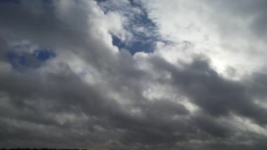 Sabahları dramatik bulutların güzel hava manzarası