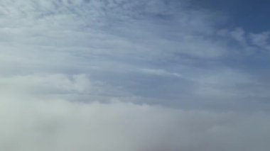 Sabahları dramatik bulutların güzel hava manzarası