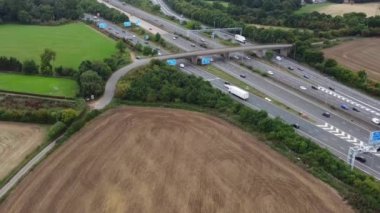 Bulutlu bir günde İngiliz Otoyollarının Yüksek Açı Görünümü
