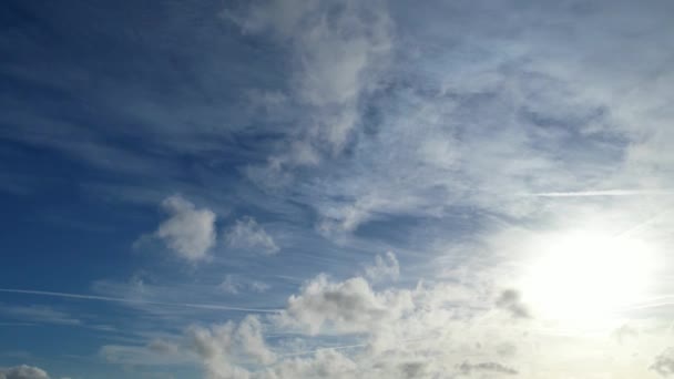 华丽而富有戏剧性的云彩在英格兰上空飘扬 — 图库视频影像