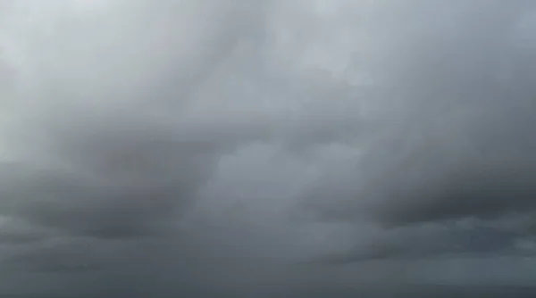 Драматичні Дощові Хмари Над Містом — стокове фото