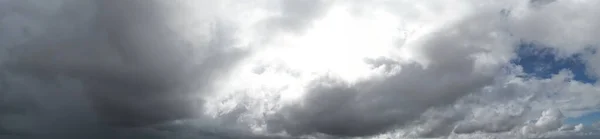 Nuvole Drammatiche Pioggia Sulla Città — Foto Stock