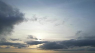 Dramatik Bulutların ve Gökyüzünün Güzel Yüksek Açılı Görüntüsü