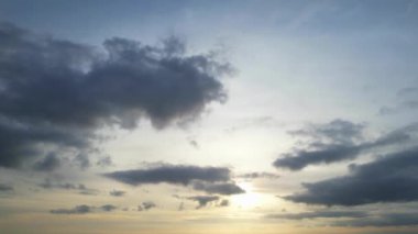 Dramatik Bulutların ve Gökyüzünün Güzel Yüksek Açılı Görüntüsü